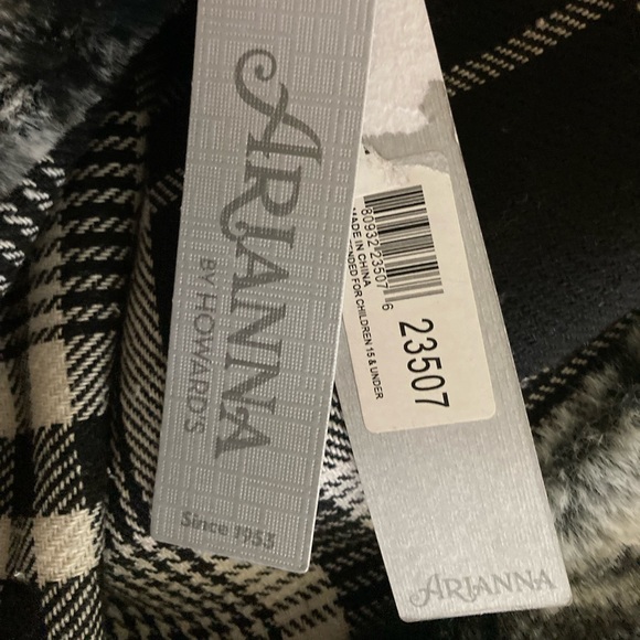 ๐๐cozy and cute Arianna By Howard's poncho. ๐๐ - Picture 4 of 6